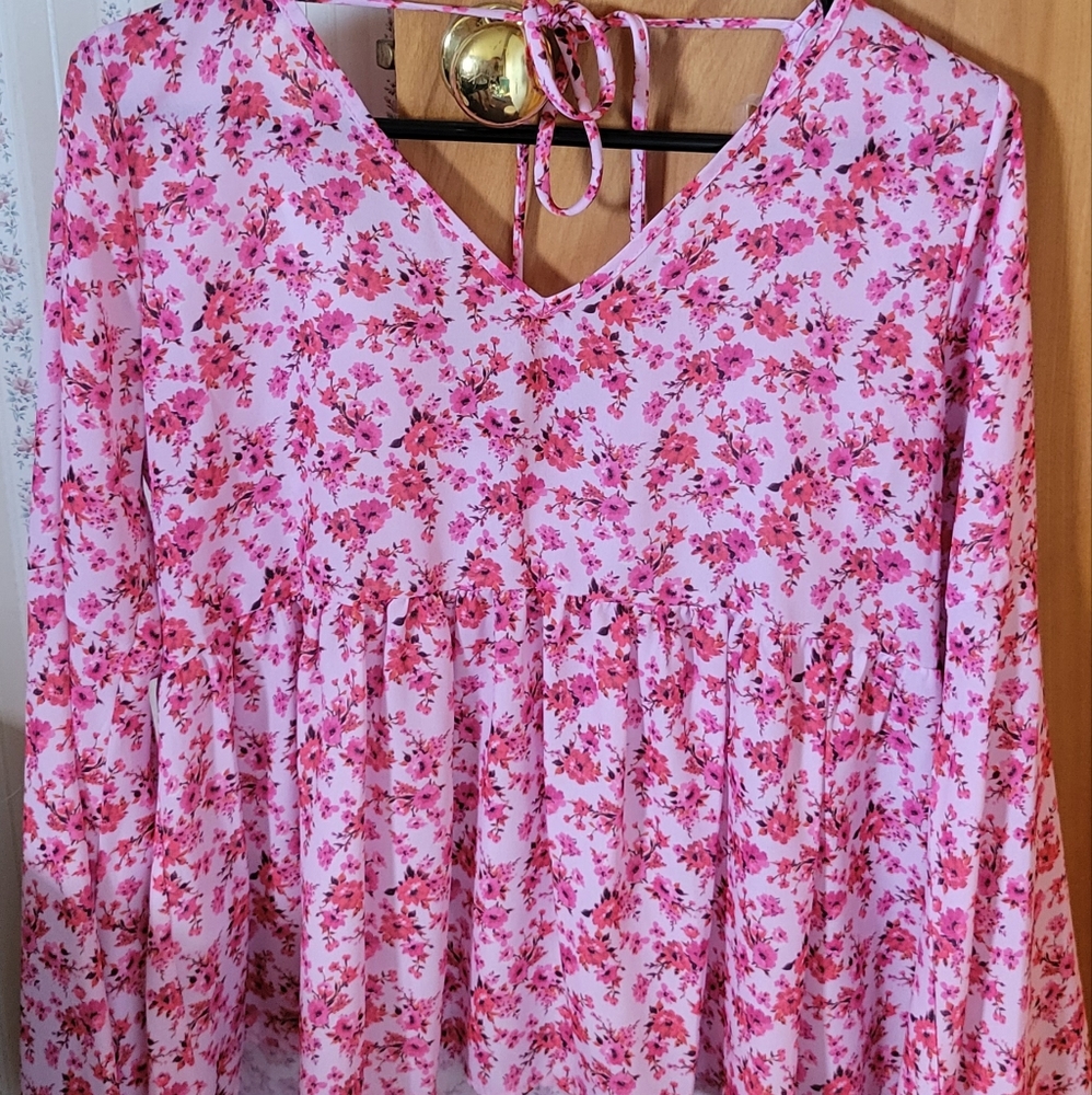Bell sleeve pink floral blouse! Peach Love. Size small.